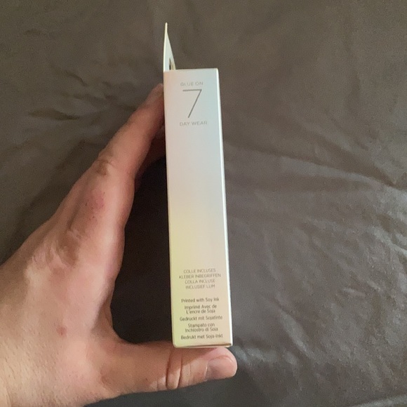 Kiss Glue on Nails - Picture 5 of 6